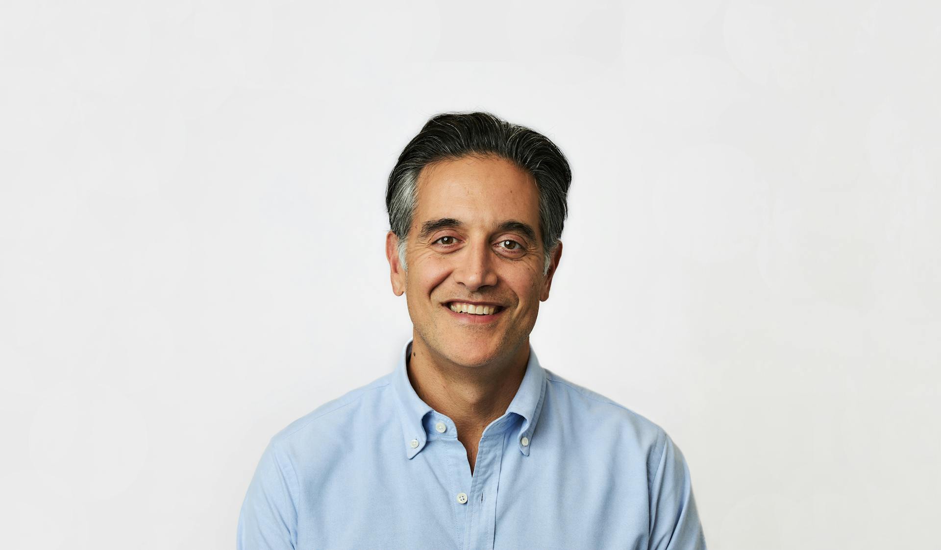 Imagen del Dr. B  director ejecutivo, Cyrus Massoumi, sonriendo con una camisa azul