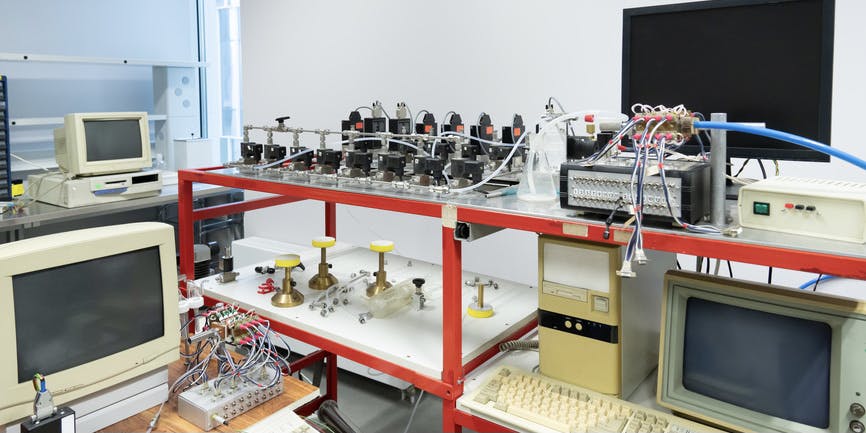 Vista de un equipo científico anticuado en una sala de laboratorio tecnológico.